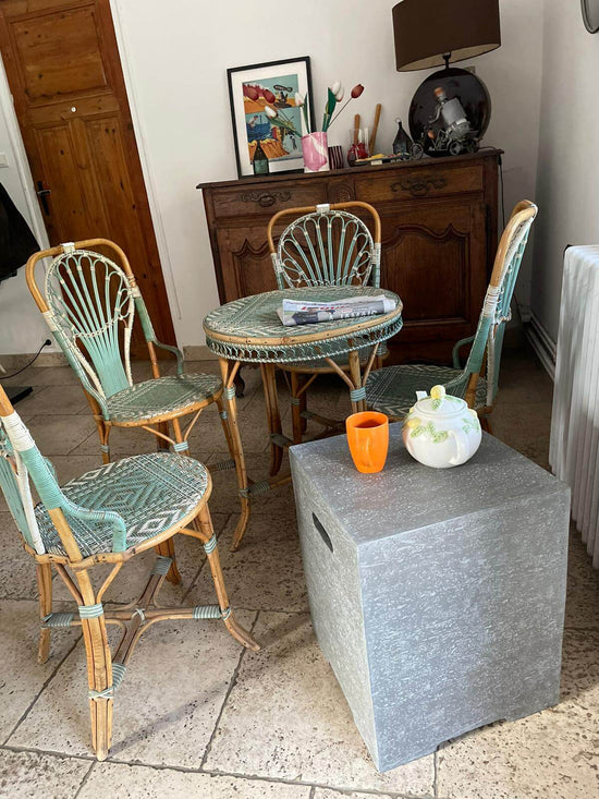 Tabouret Gris clair dans un salon avec 4 chaises et une table