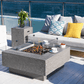 Table brasero Manhattan gris clair posé dans un salon extérieur au sol blanc 