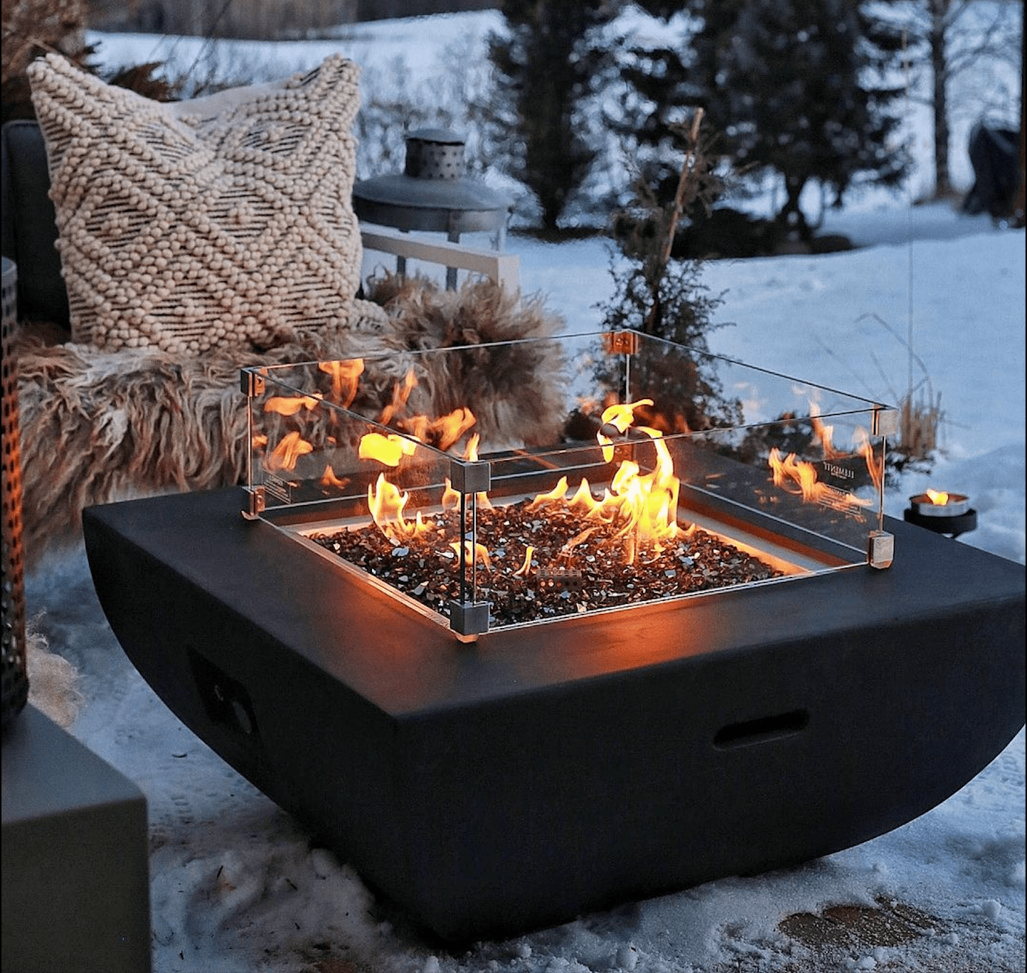 Table AURORA sur une terrasse extérieur avec de la neige autour