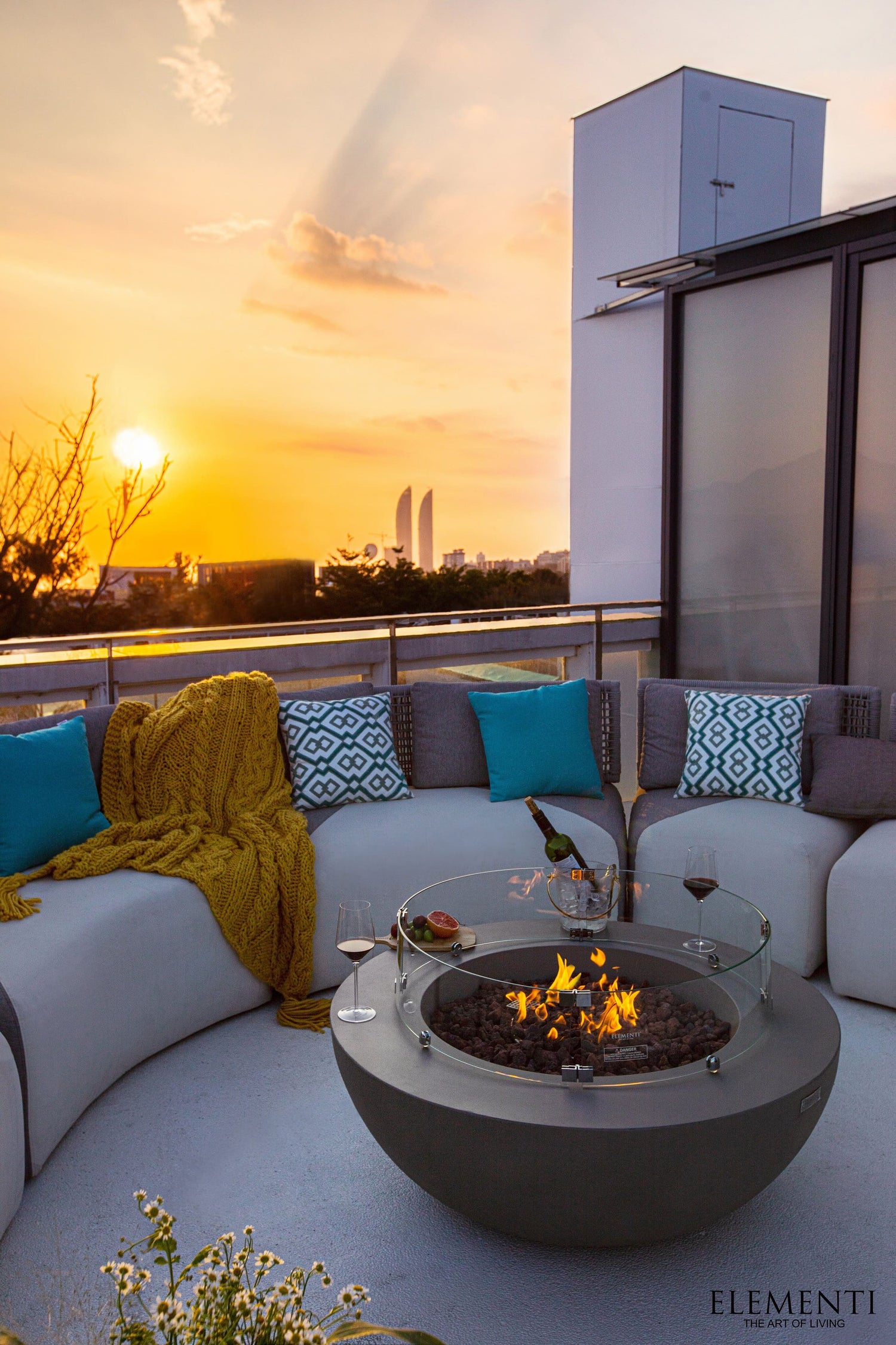 Lunar bowl sur une terrasse avec vue sur le coucher de soleil