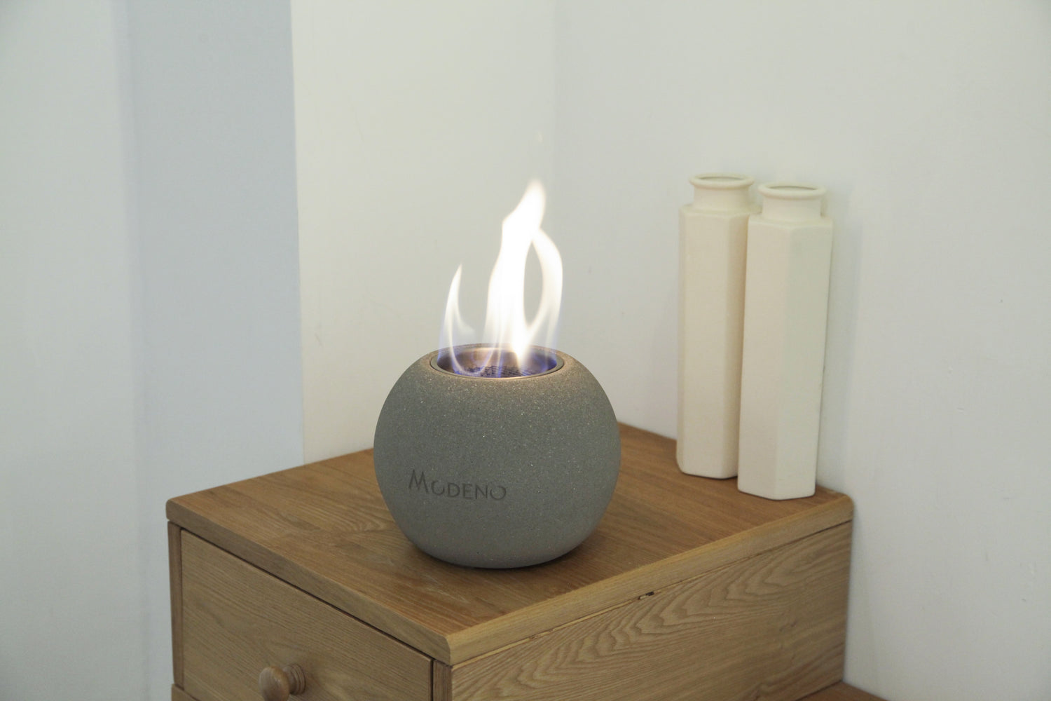 Cheminée de décoration AKENA avec sa flemme étincelante